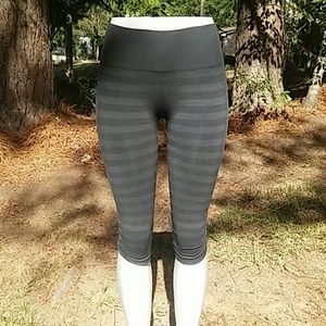 Lululemon heathered in the flow crops 6